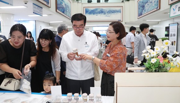 27일 보령시청 1층에서 '이공사오 보령 청년창업 마켓' 제품을 둘러보고 있는 김동일 보령시장. ⓒ 보령시