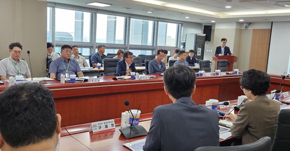27일 도청 중회의실에서 열린 '마리나항만개발 종합계획 수립 연구용역 중간보고회'를 개최하고 있다. ⓒ 충남도
