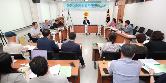 충북 돌봄 노동의 현황과 과제 토론회 모습. ⓒ 의회사무국
