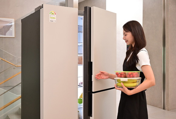삼성스토어 대치에서 삼성전자 모델이 신제품 양문형 냉장고의 '오토 오픈 도어' 기능을 체험하고 있다. ⓒ 삼성전자