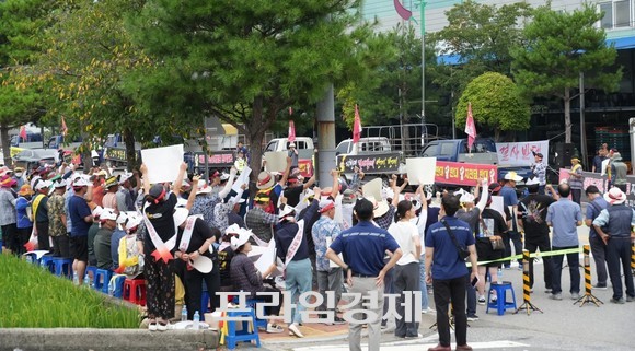 지난 26일 거리로 나선 청양군민들이 '지천댐 건설 백지화' 촉구 집회를 하고 있다. ⓒ 프라임경제
