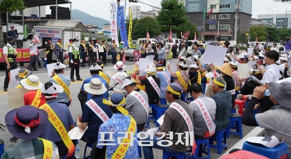 지난 26일 거리로 나선 청양군민들이 '지천댐 건설 백지화' 촉구 집회를 하고 있다. ⓒ 프라임경제