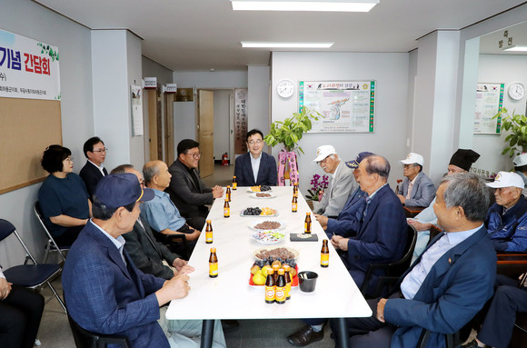 하동군이 관내 보훈단체 4개소 사무실 통합 이전 간담회를 실시하고 있다. ⓒ 하동군