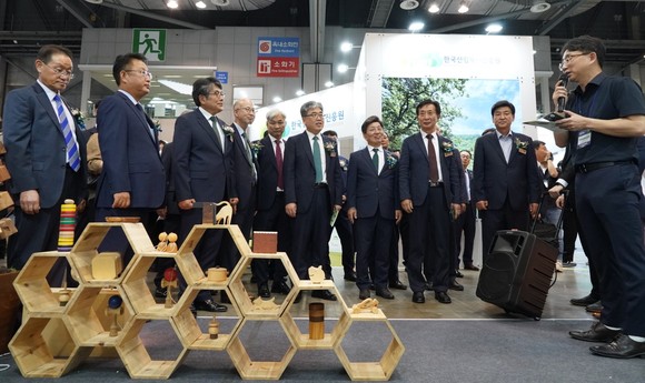 임상섭 산림청장이 29일 일산 킨텍스 제2전시장에서 '2024년 대한민국 목재산업 박람회'에서 전시부스을 방문해 둘러보고 있다. ⓒ 산림청