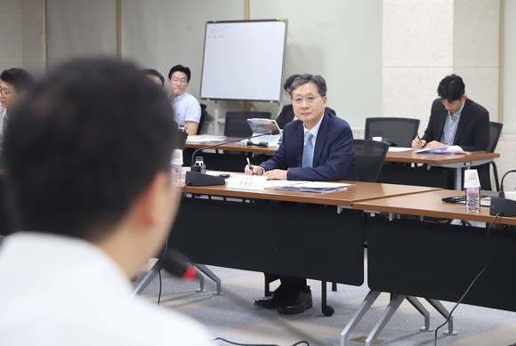 윤영빈 우주항공청장이 천문연 젊은 연구자들과 간담회를 개최하고 있다. ⓒ 우주항공청