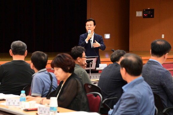 진주시가 2025년 주민참여예산 공모사업을 위한 주민참여예산위원회를 개최하고 있다. ⓒ 진주시