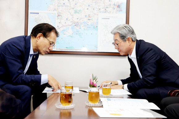 오태완 의령군수가 남형기 국무조정실 2차장을 만나 의령군 주요사업과 숙원사업을 건의하고 있다. ⓒ 의령군