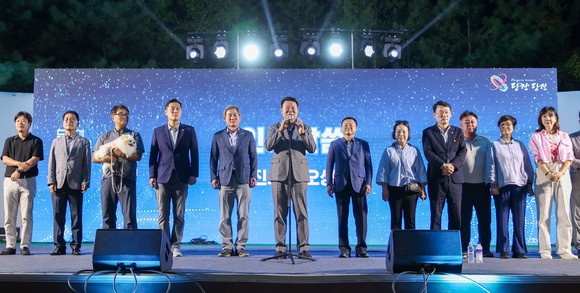 '2024 당진 삽교호 드론 라이트 쇼 개막공연' 개막식에서 오성환 시장이 축사를 하고 있다. ⓒ 당진시