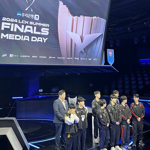 오는 7일과 8일 열리는 2024 LCK 서머 파이널에 앞서 열린 미디어데이에서 한화생명e스포츠와 젠지, T1 감독과 선수들이 포즈를 취하고 있다. =최민경 기자