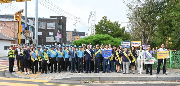3일 초등학교 2학기 개학을 맞아 홍성초등학교 정문 일대에서 '아이 먼저!' 교통안전 캠페인을 실시 후 기념촬영을 하고 있다. ⓒ 홍성군