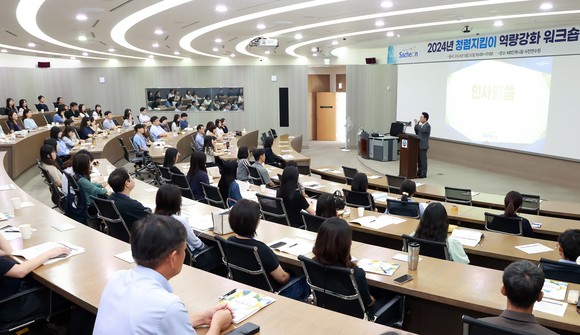 박동식 사천시장이 2024년 청렴지킴이 역량강화 워크숍에서 공무원 행동강령에 대해 강의하고 있다. ⓒ 사천시