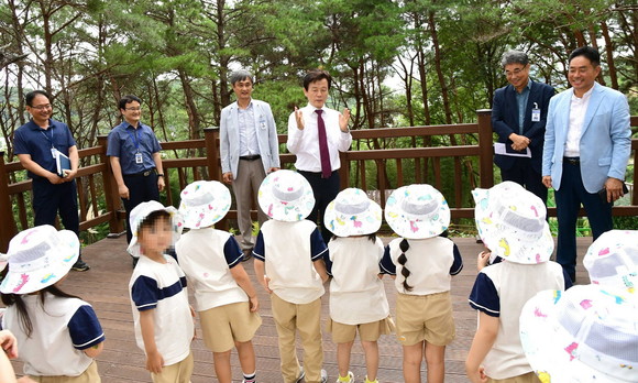 조규일 진주시장이 진양호 꿈키움동산 산책로 점검에서 어린이들과 함께하고 있다. ⓒ 진주시