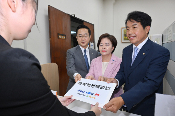 (왼쪽부터)박성준 더불어민주당, 정춘생 조국혁신당, 윤종오 진보당 의원이 3일 국회 의안과에 야5당이 공동발의한 순직해병특검법안을 제출하고 있다. ⓒ 연합뉴스