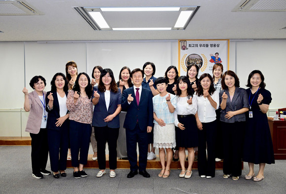 조규일 시장이 진주시어린이집연합회 임원진과 간담회르 실시하고 있다. ⓒ 진주시