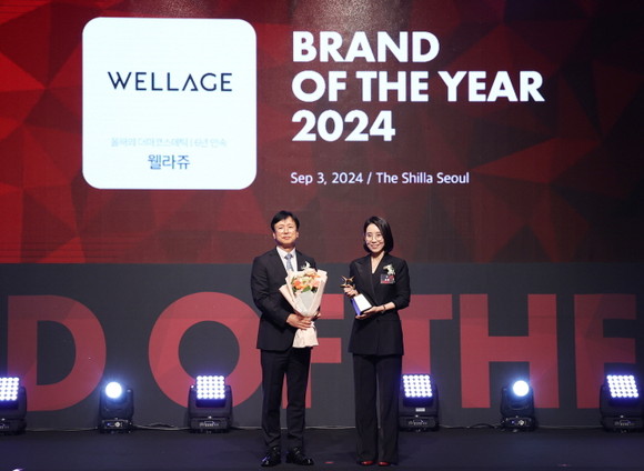 휴젤이 '2024 올해의 브랜드대상'에서 클리니컬 더마 코스메틱 브랜드 웰라쥬(WELLAGE)와 토탈 스킨 솔루션 브랜드 바이리즌(BYRYZN)의 스킨부스터 HA가 각각 더마 코스메틱 부문과 스킨부스터 부문에서 1위에 선정되며 2관왕을 달성했다. © 휴젤