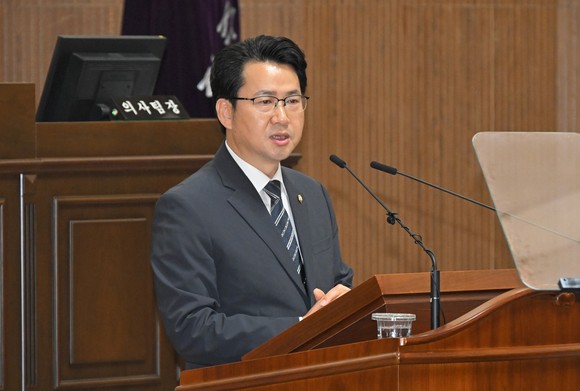 윤성관 진주시의원이 진주형 창업허브 조성을 주문하고 있다. ⓒ 진주시의회