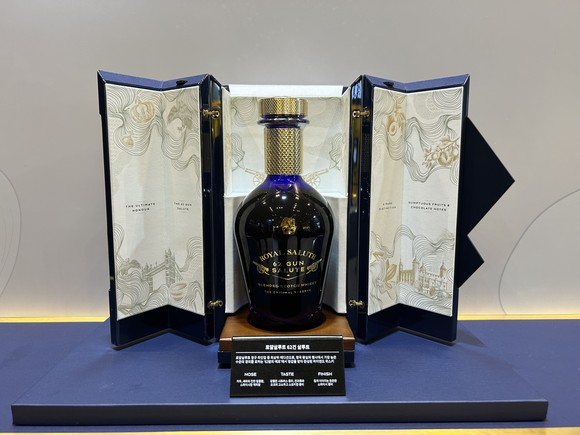 새로운 디자인으로 공개된 '62건 살루트(Royal Salute 62 Gun Salute)'. =배예진 기자