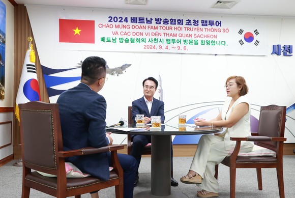 박동식 사천시장이 베트남 방송협회·인플루언서 초청 팸투어를 진행하고 있다. ⓒ 사천시