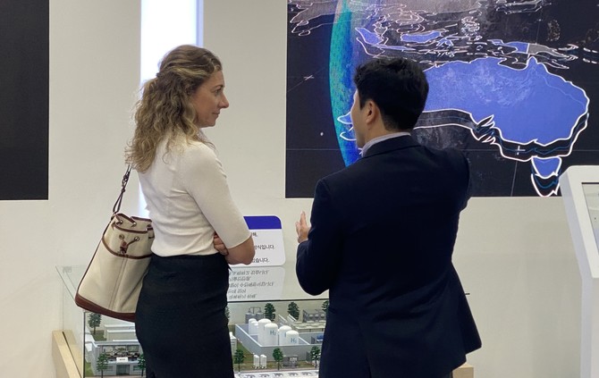 지난 4일 부산 벡스코에서 열린 '2024 기후산업국제박람회'에서 서부발전 관계자가 관람객에서 신재생에너지 발전 현황을 소개하고 있다. ⓒ 서부발전