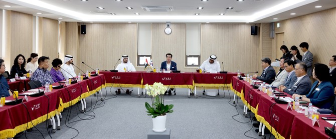 지난 4일 관내 업체 다원스마트팜을 방문한 모하메드 빈 칼리드 알 카시미 방문단과 김동일 시장과의 면담을 진행하고 있다. ⓒ 보령시