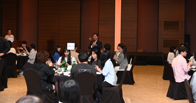 박정현 군수가 2024년 신규공무원들과 대화의 시간을 가지고 있다. ⓒ 부여군