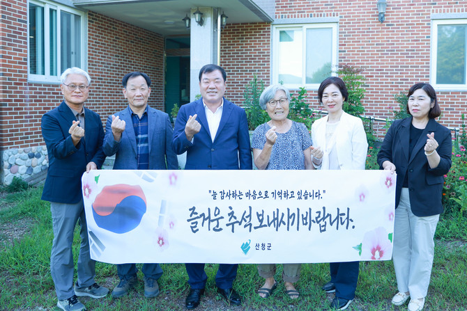 이승화 산청군수가 추석을 맞아 국가보훈대상자를 위문하고 있다. ⓒ 산청군