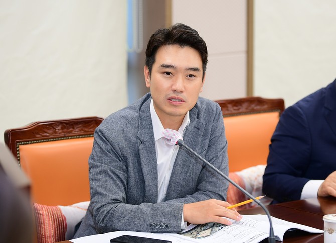 정재욱 도의원이 도교육청 교육연수원 이전을 제안하고 있다. ⓒ 경남도의회