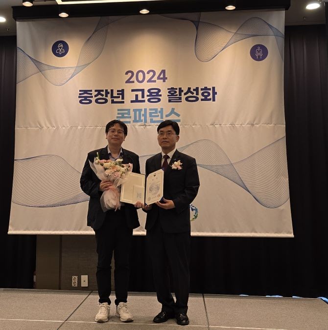 유상욱 경창산업 인사지원팀 책임매니저(사진 왼쪽)가 고용노동부 장관상 수상 후 기념 촬영을 하고 있다. © 스탭스