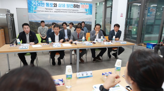 6일 제420회 임시회 기간 중 제천시 재외동포지원센터를 방문해 고려인 이주정책 및 외국인 정책과 관련한 간담회를 개최하고 있다. ⓒ 의회사무국