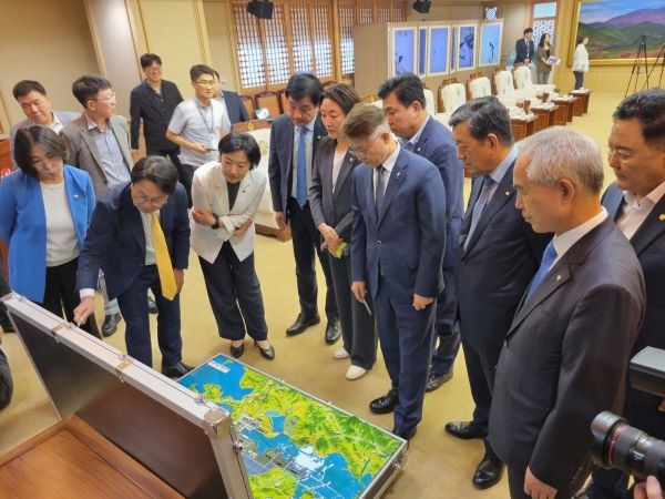강기정 시장이 광주지역 국회의원들에게 군공항 무안 이전 세부계획을 설명하고 있다. Ⓒ 프라임경제