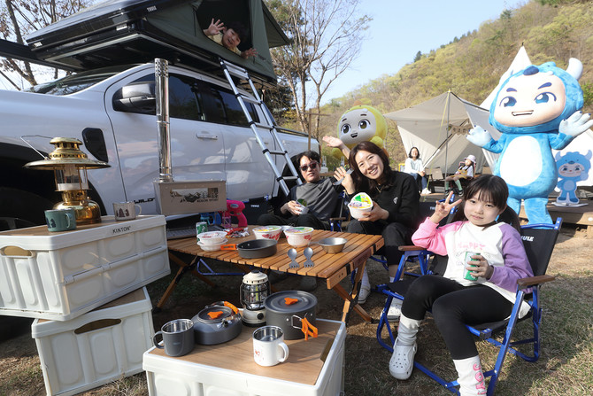 KT 가족 고객이 KT 전용 캠핑장에서 캠핑을 즐기고 있는 모습. ⓒ KT