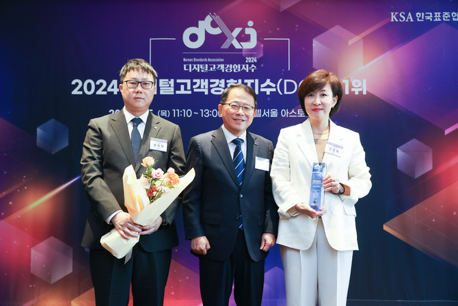 (왼쪽부터) 방욱재 LG유플러스 디지털커머스개발Lab장, 강명수 한국표준협회장, 전경혜 LG유플러스 디지털CX담당. ⓒ LG유플러스