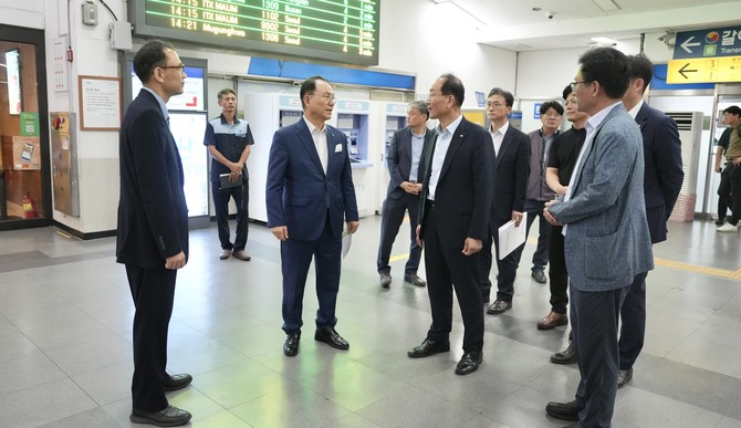 박상돈 천안시장이 6일 천안역 증개축 사업 시공사 선정 유찰에 따른 대책마련을 위해 국가철도공단, 천안역 등 관계기관과 회의를 개최 후 역사를 둘러보고 있다. ⓒ 천안시