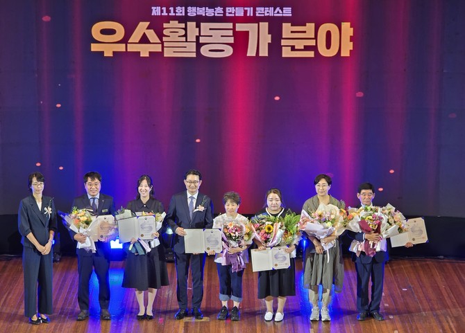 이선정 사무장은 6일 전통문화계승 공로를 인정받아 제11회 행복농촌만들기 콘테스트 '장관상' 수상 후 기념촬영을 하고 있다. ⓒ 부여군