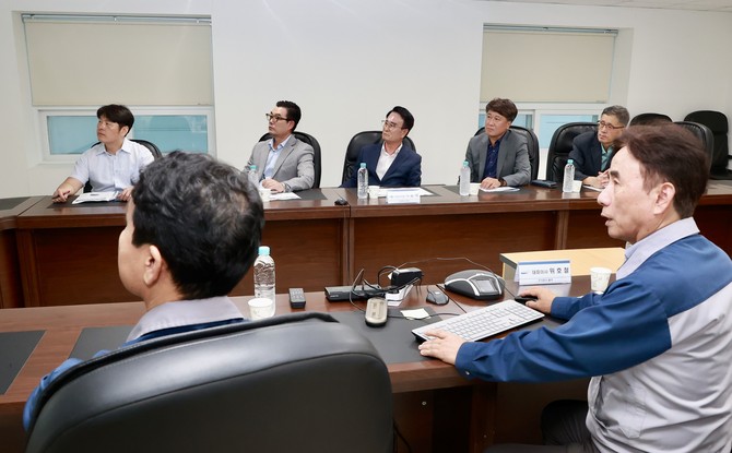 박동식 사천시장이 항공기업 ㈜율곡을 방문했다. ⓒ 사천시