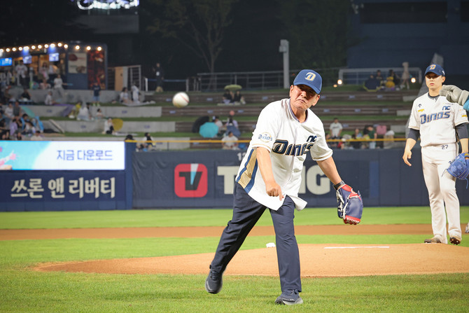 조근제 함안군수가 말이산고분군 유네스코 세계유산 등재 1주년 프로야구 시구를 하고 있다. ⓒ 함안군