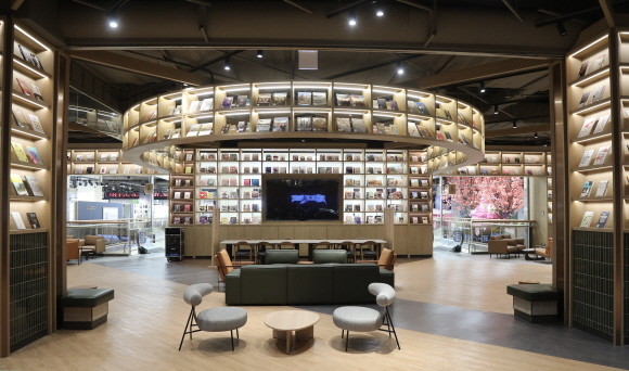 스타필드 마켓 죽전점 1층에 위치한 대형 라운지 '북 그라운드'다. 카페와 서점, 팝업의 기능까지 갖춘 복합 문화 공간이다. © 이마트