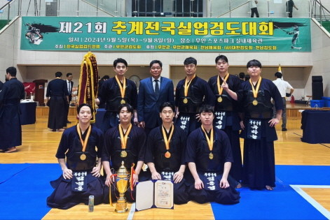 추계전국실업검도대회 우승을 차지한 무안군청 검도팀(왼쪽위부터) 손인준, 이광철 감독, 김한범, 이후성, 유하늘, 김병훈, 양동관, 정경인, 임동영. ⓒ 무안군