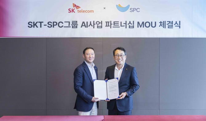유영상 SKT CEO(오른쪽)와 허희수 SPC그룹 부사장이 9일 MOU를 체결하고 기념 촬영하는 모습. ⓒ SK텔레콤
