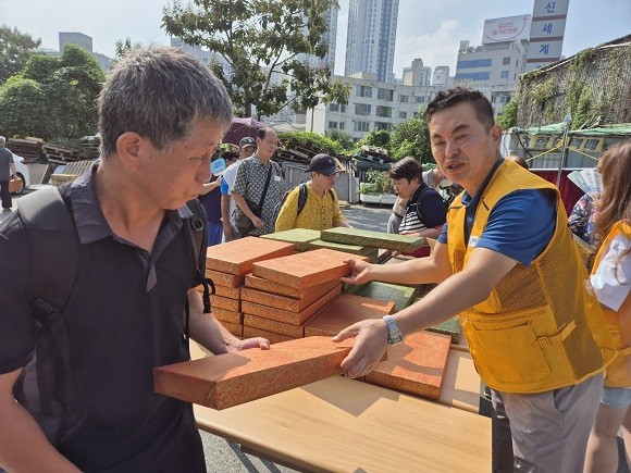 이연주 서구지체장애인협회 회장이 선물을 전달하고 있다. ⓒ 광주서구지체장애인협회