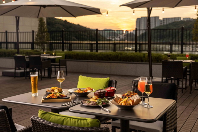 더블트리 바이 힐튼 서울 판교가 올가을 '황홀한 석양과 가을바람을 만끽하는 '선셋 테라스 팝업'을 선보인다. © 더블트리 바이 힐튼 서울 판교
