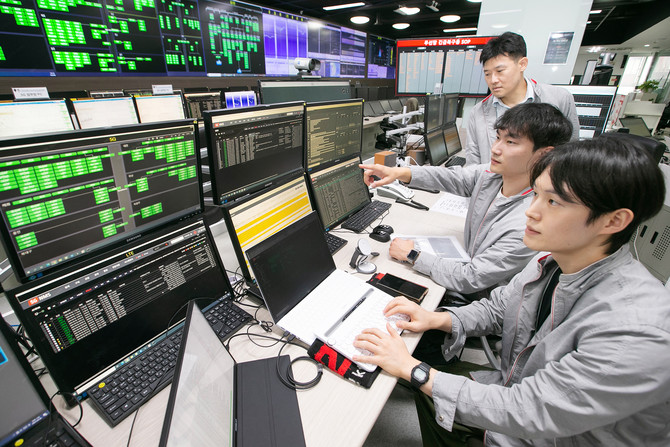 KT 네트워크 전문가가 경기 과천시 네트워크 관제센터에 마련된 종합상황실에서 전국 통신 현황을 점검하고 있다. ⓒ KT