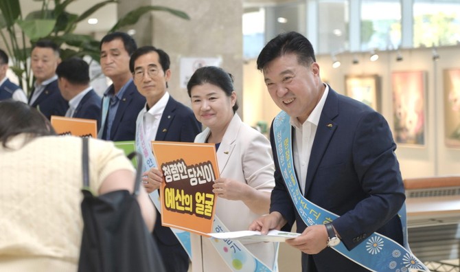 최재구 예산군수가 지난 9일 군청 로비에서 추석 명절을 맞아 '청렴한 공직문화 확산을 위한 청렴 캠페인'을 개최하고 있다. ⓒ 예산군