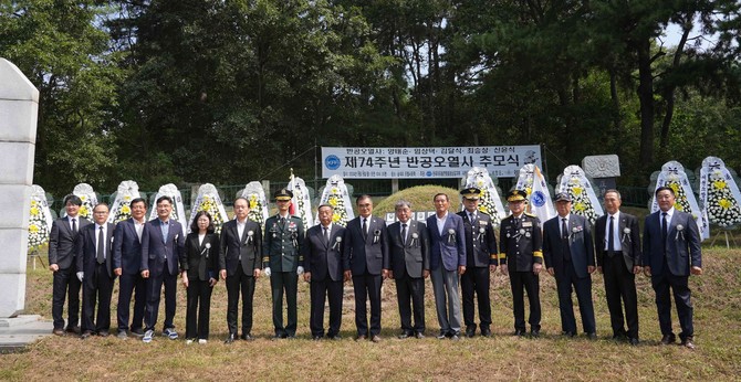 지난 9일 마서면 송석리에 위치한 반공오열사 묘역에서 제74주년 반공오열사 추모제를 개최 후 기념촬영을 하고 있다. ⓒ 서천군