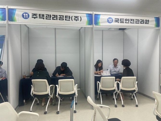 진주혁신도시 이전 공공기관과 중소기업이 구매상담회를 개최하고 있다. ⓒ 경남도