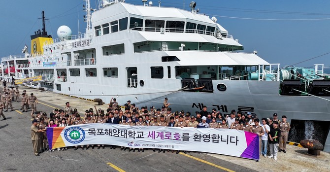 지난 11일 중학생을 대상으로 실습선 내에서 진로 교육 및 승선 체험 프로그램을 운영 후 단체 기념촬영을 하고 있다. ⓒ 당진시