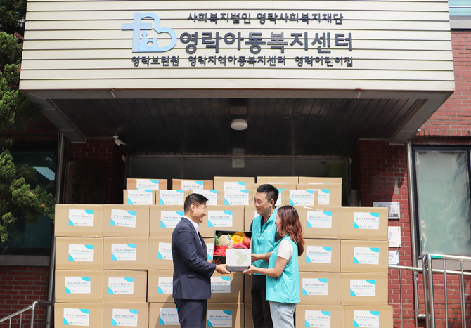 라이나손해보험은 초록우산 어린이재단과 지난 10일 서울 용산구에 위치한 아동양육시설 영락보린원에 2000만원 상당의 추석 선물을 전달했다. ⓒ 라이나손해보험