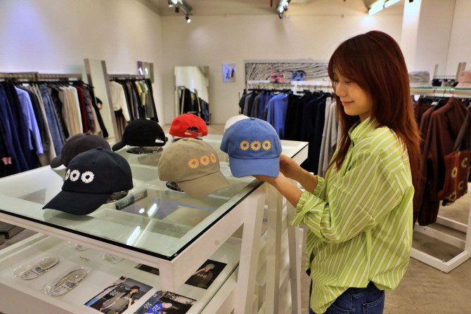 롯데백화점이 9월19일까지 잠실 롯데월드몰 지하 1층에서 K패션 브랜드 '999휴머니티' 팝업 행사를 진행한다. © 롯데백화점