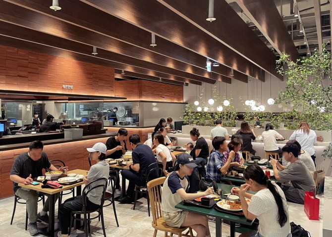 현대백화점 중동점 식품관에서 고객들이 식사를 즐기고 있다. © 현대백화점