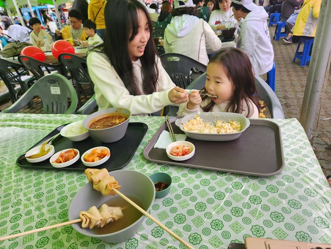 의령군 지역 축제에서 다회용기를 사용해 생활쓰레기를 줄이고 있다. ⓒ 의령군